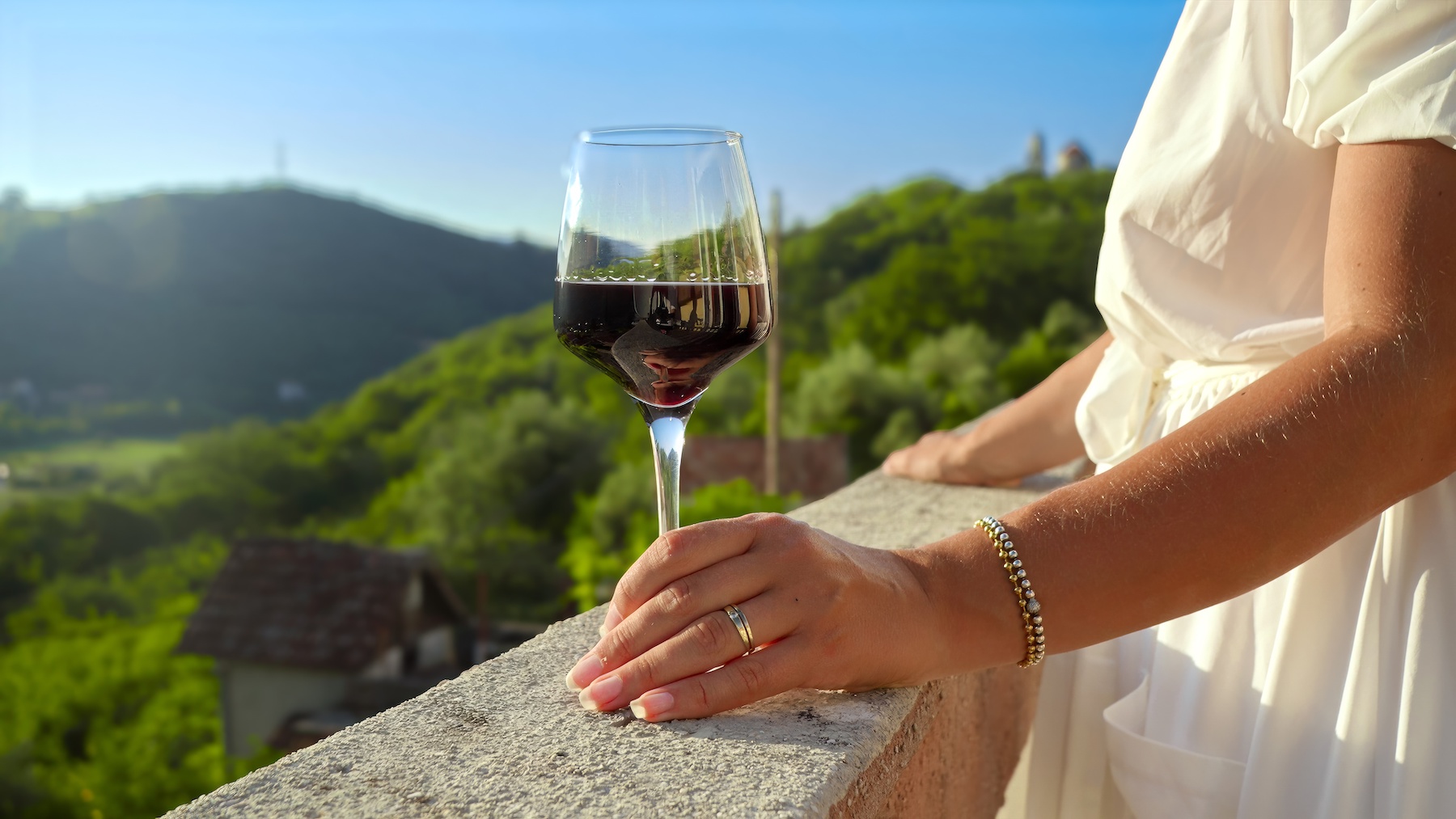 mujer joven disfruta de una copa de vino