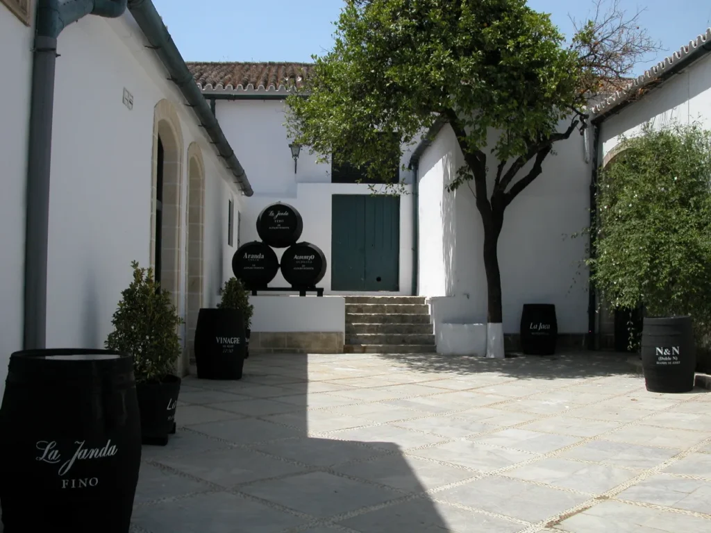 Detalle exterior de la bodega.