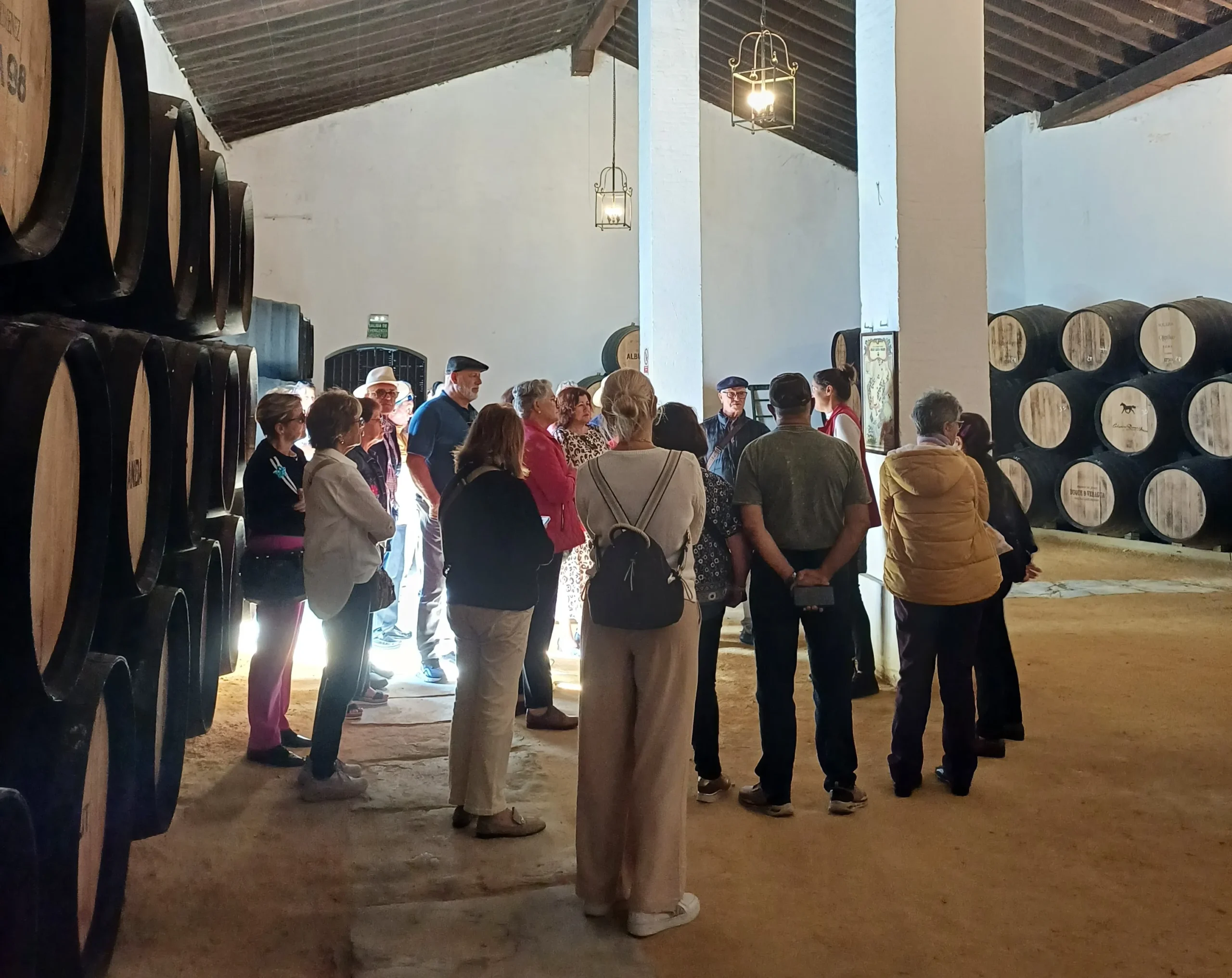 Grupo de gente visitando una bodega. Esta imagen se utiliza para ilustrar una entrada sobre las Fiestas de la Vendimia de Jerez y las actividades destacadas del programa de este año.